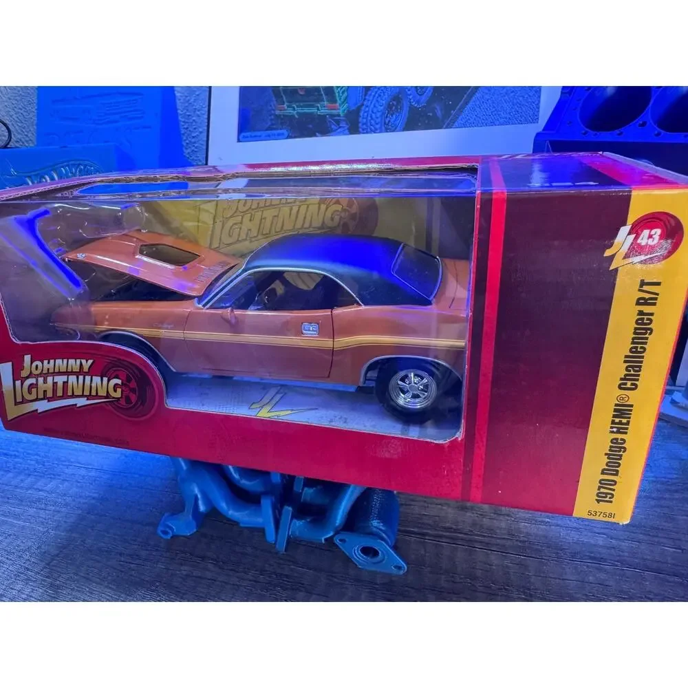 Johnny Lightning 1/24 1970 Dodge Hemi Challenger RT